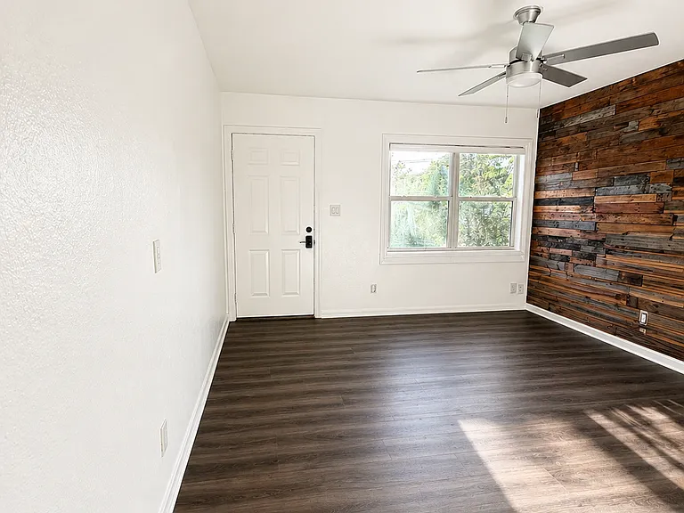 1715 N Bumby Ave — Photo 4