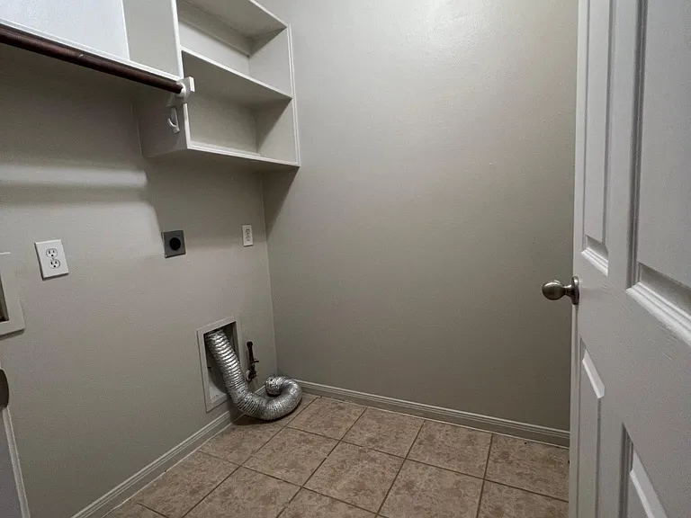 2502 N Yorkchase Ln — Photo 21