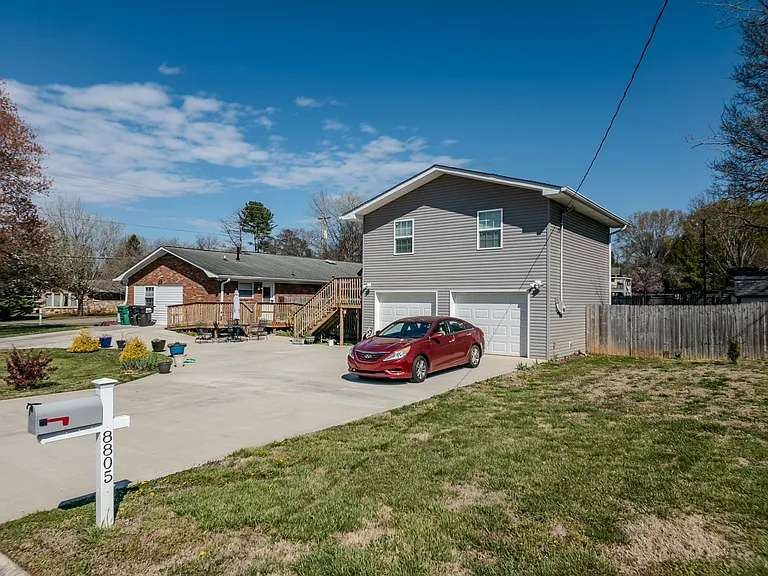 8805 Farmington Dr — Photo 3