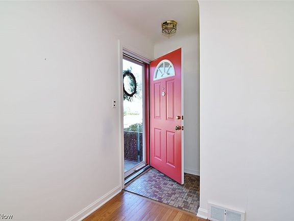 2nd image of 1663 Oakmount Rd