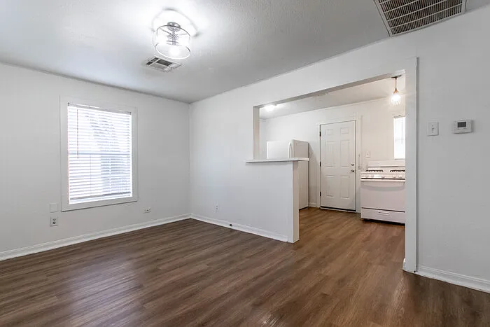 2506 N Elm St — Photo 3