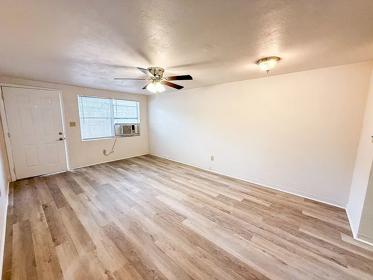 908 SW 6th Ave — Photo 5