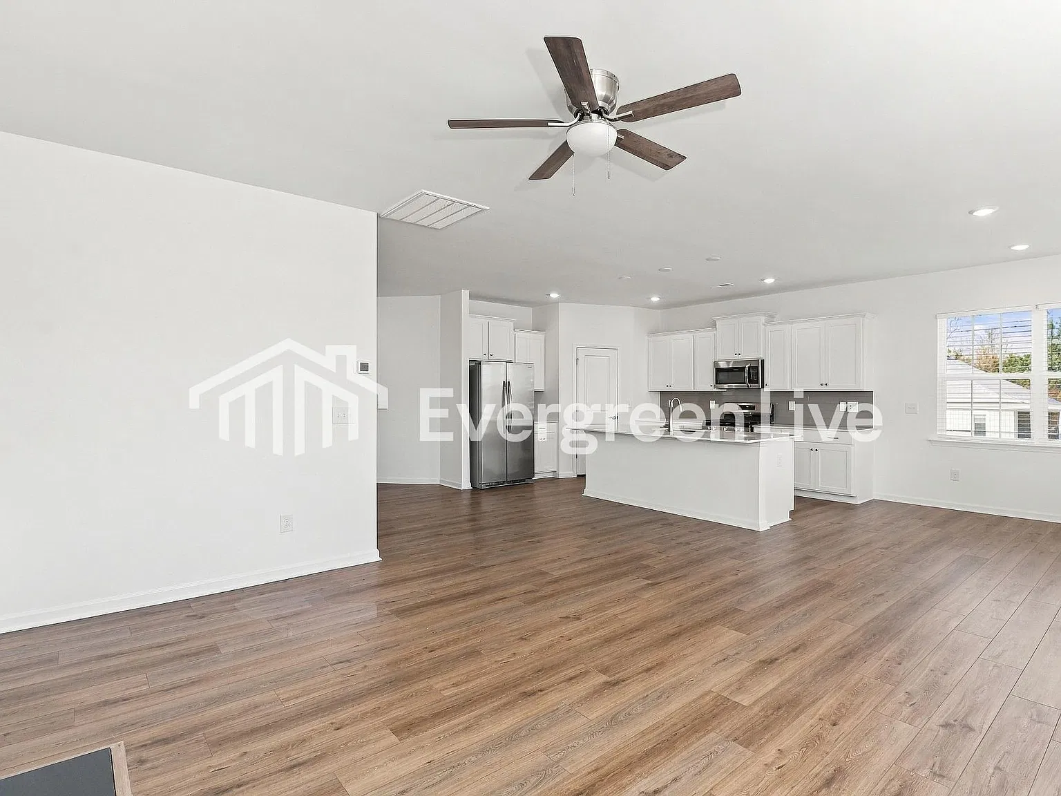 3 bed, 3.0 bath, 2036 sqft, $1,800 — Photo 3