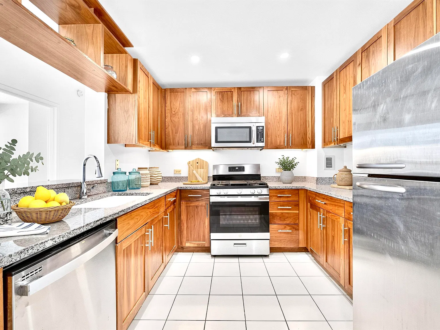 2 bed, 2.0 bath, 1270 sqft, $5,500 — Photo 2