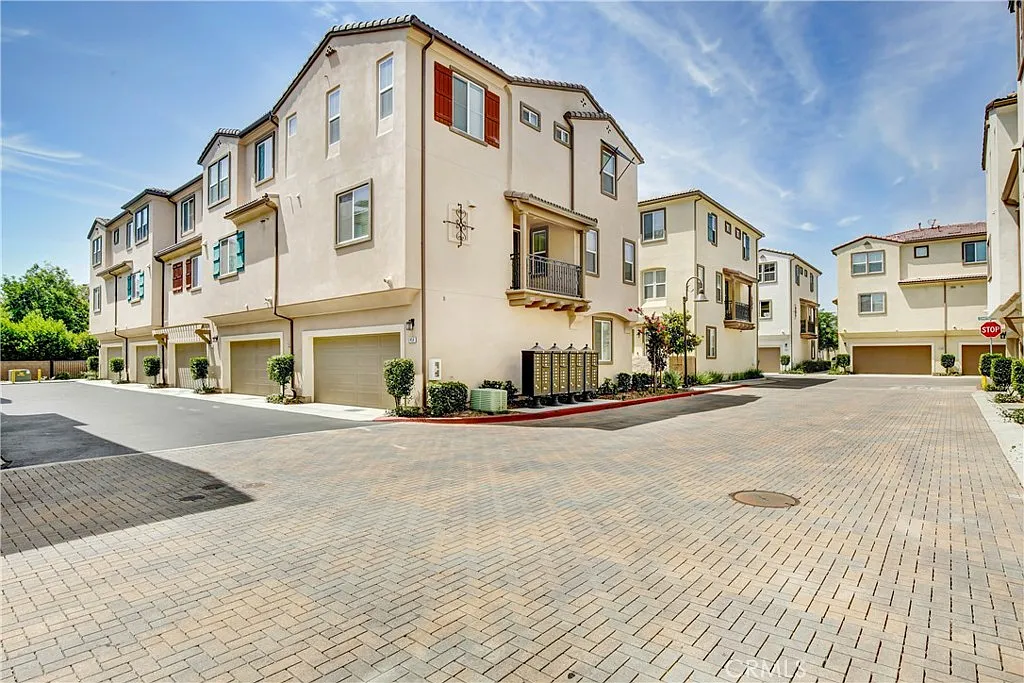 4 bed, 4.0 bath, 1668 sqft, $3,250 — Photo 1