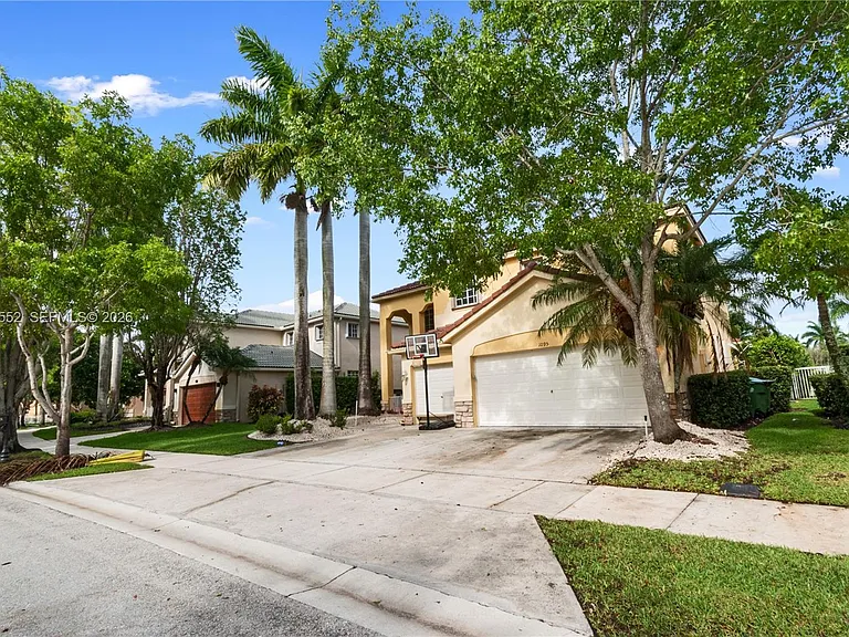 1095 Chenille Cir — Photo 2