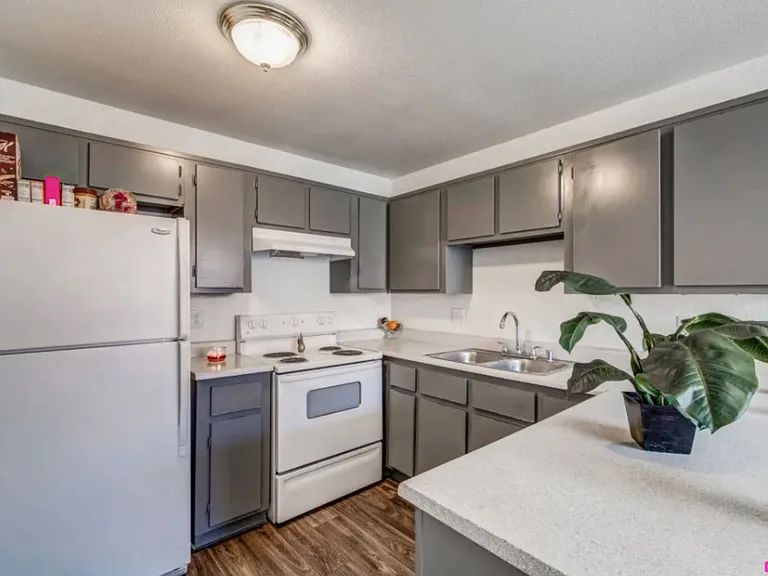 Santa Fe Apartments — Photo 12