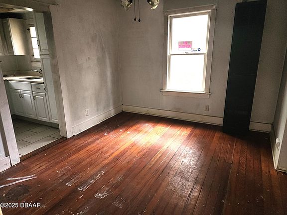 5th image of 437 Warner Pl