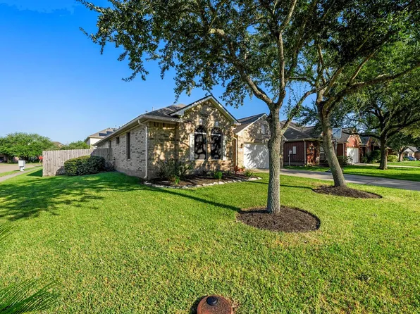301 Lark Hollow Lane, League City, TX 77573
