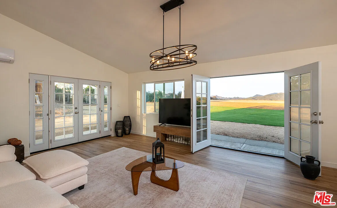 3 bed, 2.0 bath, 1944 sqft, $11,000 — Photo 3