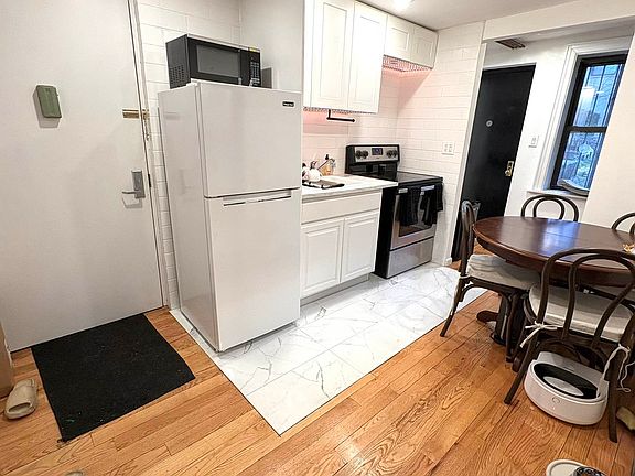 4th image of 184 Meserole St #1
