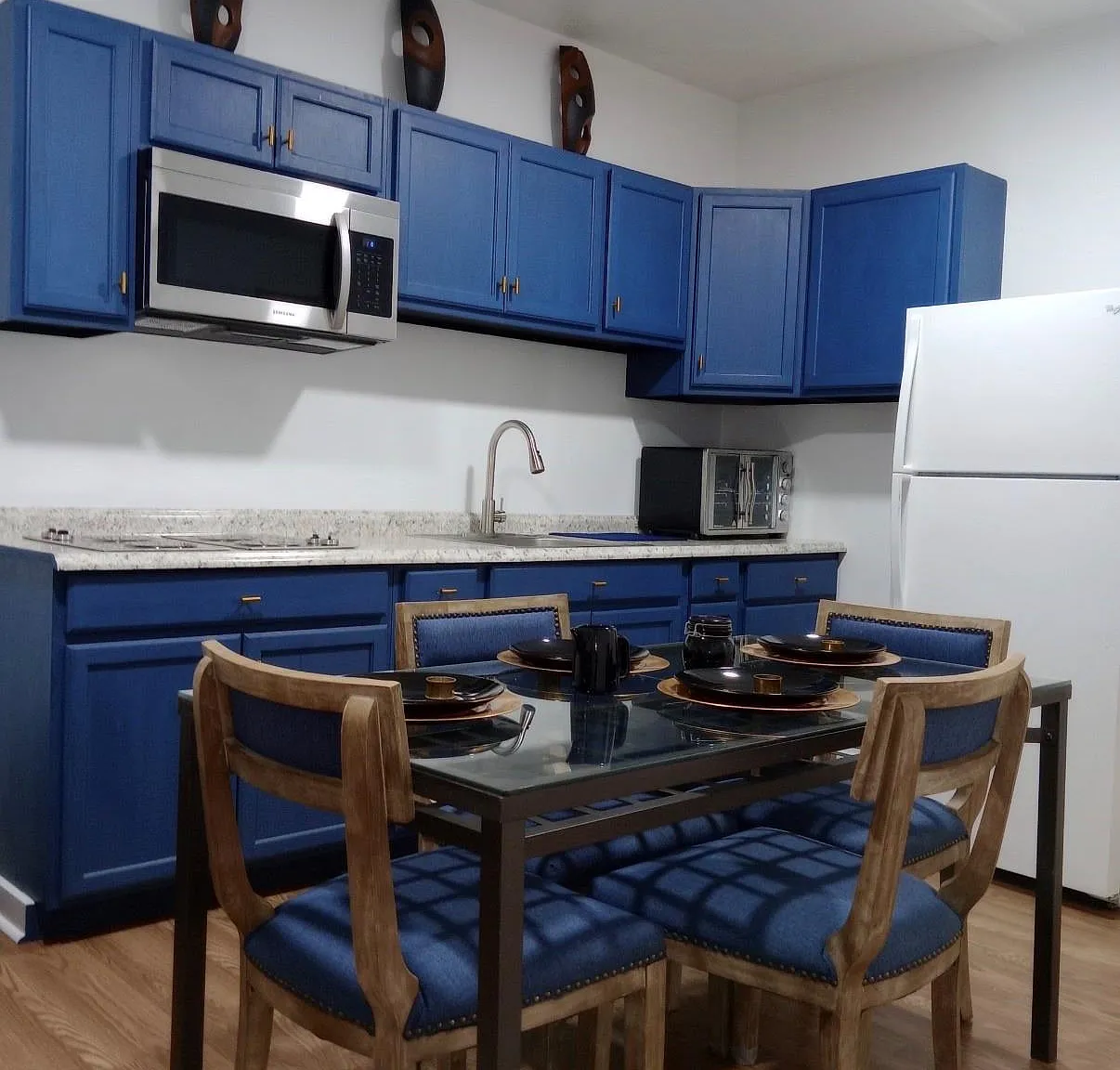 2 bed, 1.0 bath, 700 sqft, $1,050 — Photo 1