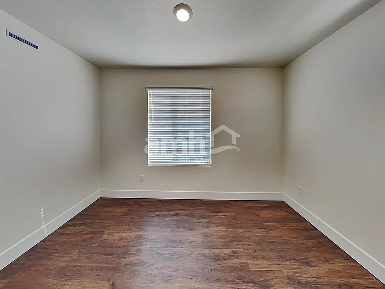 1422 N Barkvine Ave — Photo 14