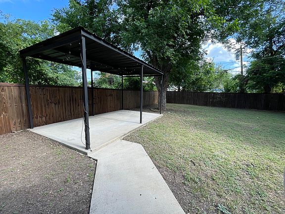 3rd image of 1335 E Waco Ave