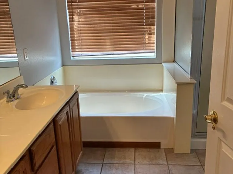 529 E Cantebria Dr — Photo 11