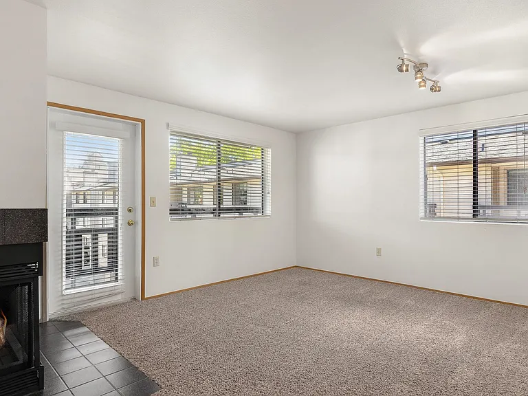 13725 32nd Ave NE — Photo 3