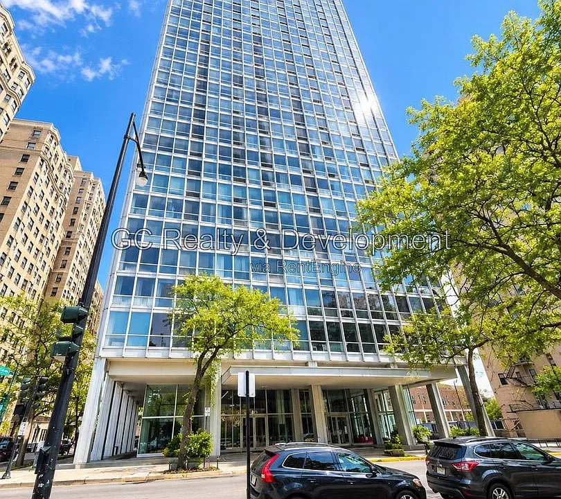 2400 N Lakeview Ave #901