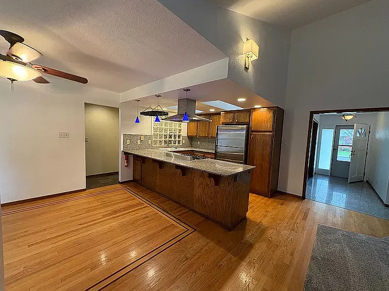 4 bed, 2115 sqft, $4,200 — Photo 2