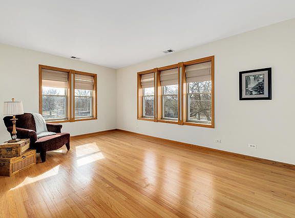 3rd image of 600 N La Grange Rd #D2