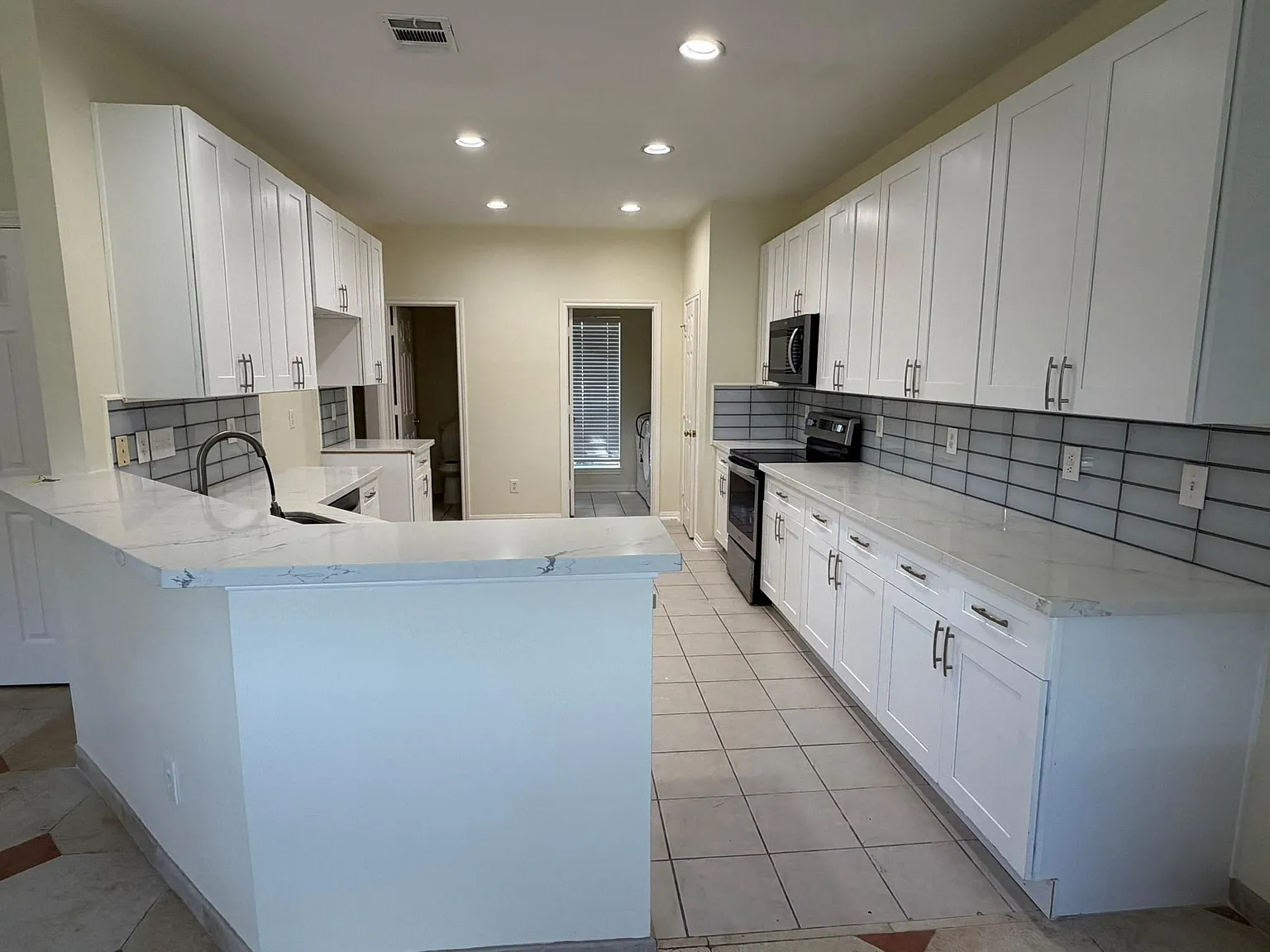 4 bed, 2.5 bath, 2429 sqft, $2,350 — Photo 3