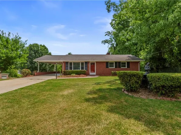143 Gwynwood Dr, Mount Airy, NC 27030