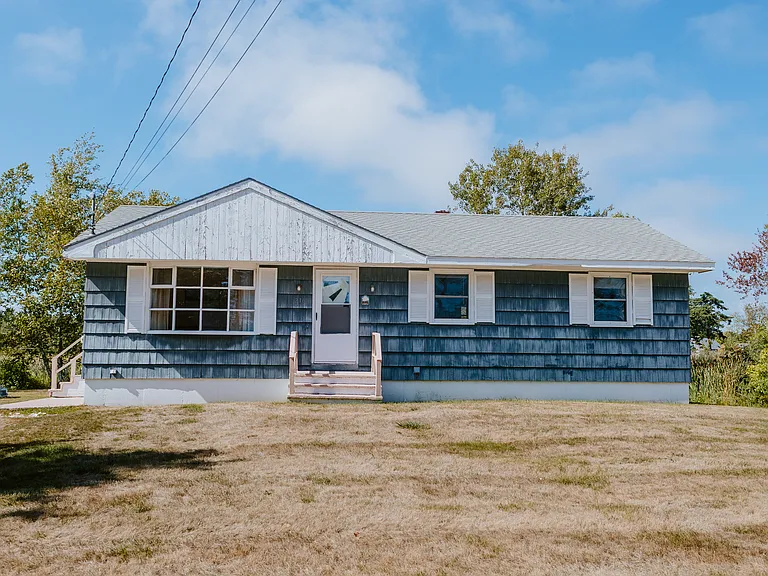 216 E Grand Ave — Photo 31