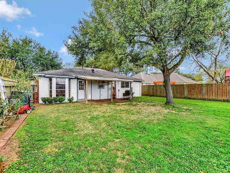 2528 Village Circle Dr — Photo 10