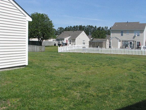 3rd image of 4712 Honeysuckle Ln