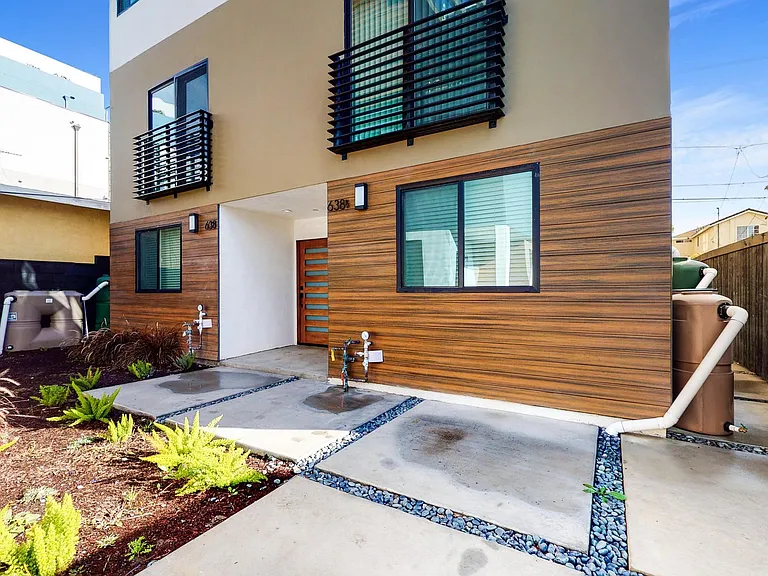 Top-Of-The-Line 4 Bed/4 Bath Townhomes With Parking! — Photo 17