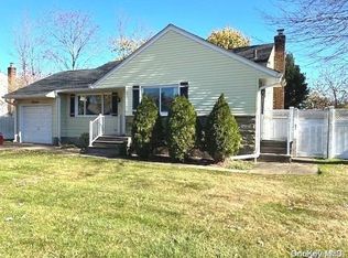14 Seneca Dr, Massapequa, NY 11758