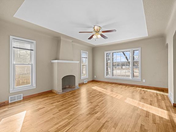 Living room with view to Dehler Baseball
