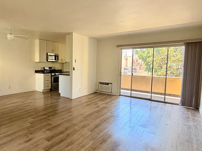 14641 Magnolia Blvd #5 — Photo 5