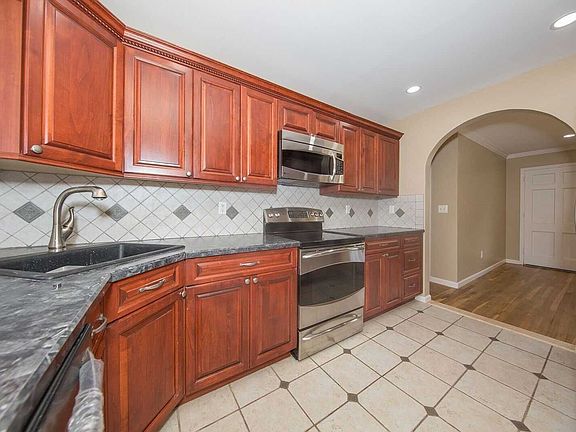 4th image of 19 Willard Ave