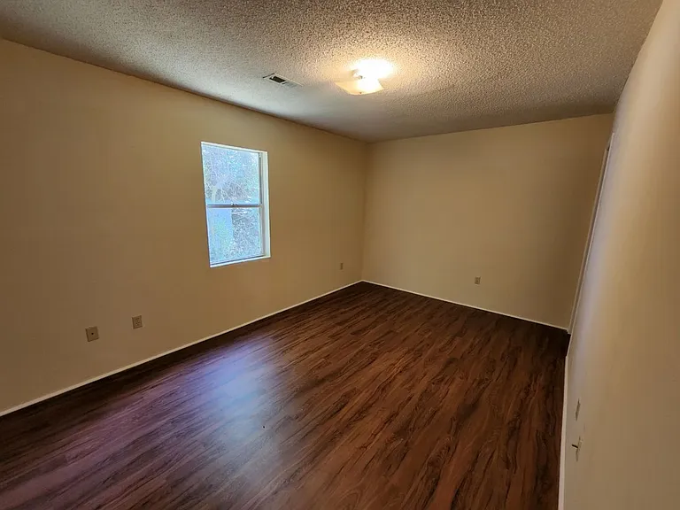 209 E Broad St — Photo 5