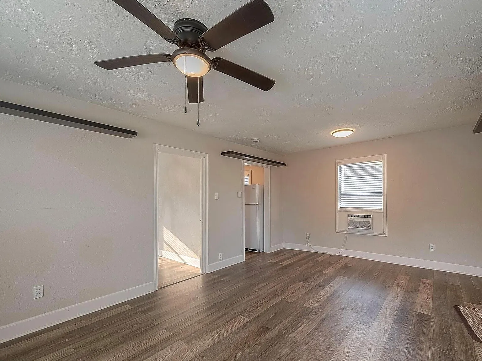 1 bed, 1.0 bath, 1585 sqft, $1,000 — Photo 1