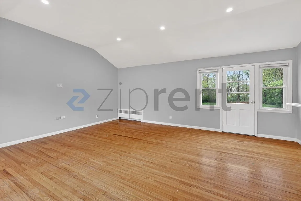 3 bed, 1.5 bath, 1255 sqft, $5,500 — Photo 2