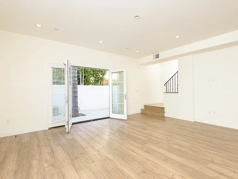 128 S Canon Dr — Photo 17