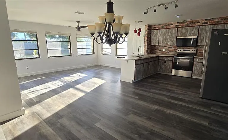 1174 Victoria Ave — Photo 2