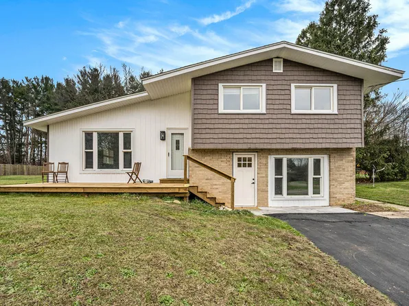 224 Fairfield Dr, Paw Paw, MI 49079