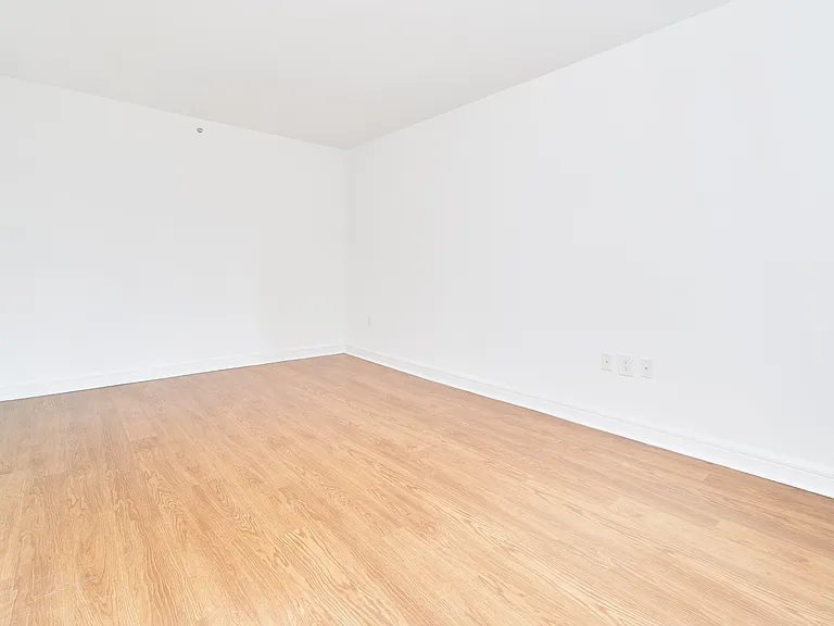 160 Riverside Blvd #6F — Photo 4