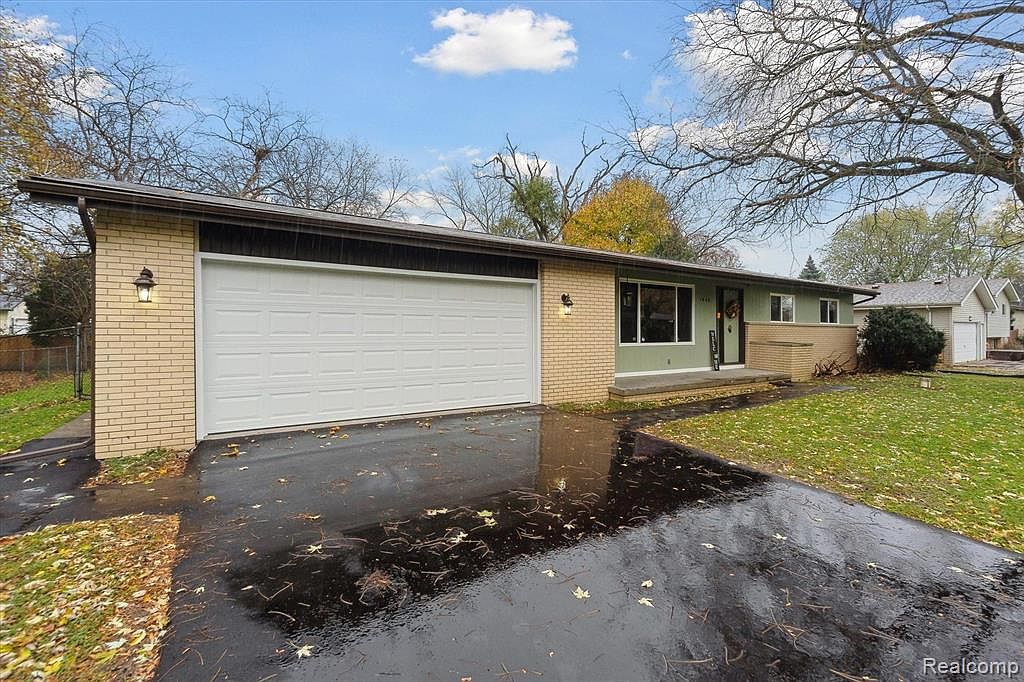 1440 Schafer Dr Burton MI 48509 Zillow