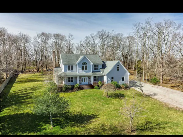 133 Manor Ln, Riverhead, NY 11901
