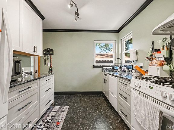 4th image of 22766 Frederick Ave