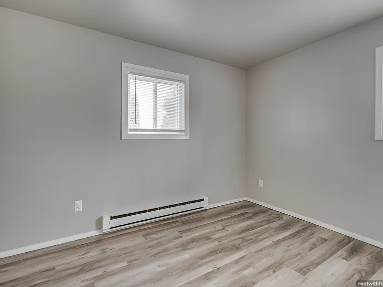 560 W Linwood Ave — Photo 5