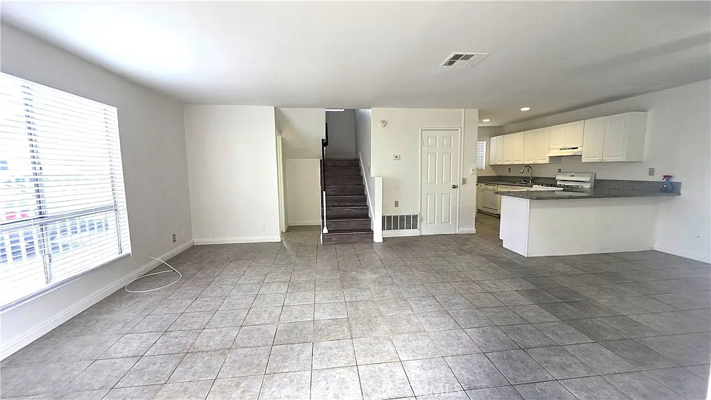 3 bed, 2.5 bath, 1250 sqft, $3,000 — Photo 2