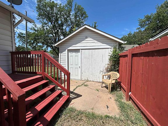 3rd image of 601 Houser Dr