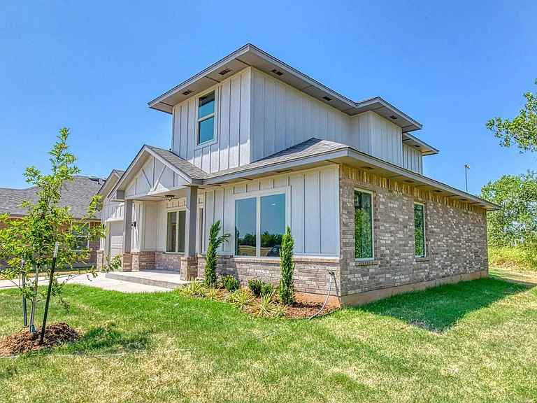 8101 Solare Pl — Photo 2