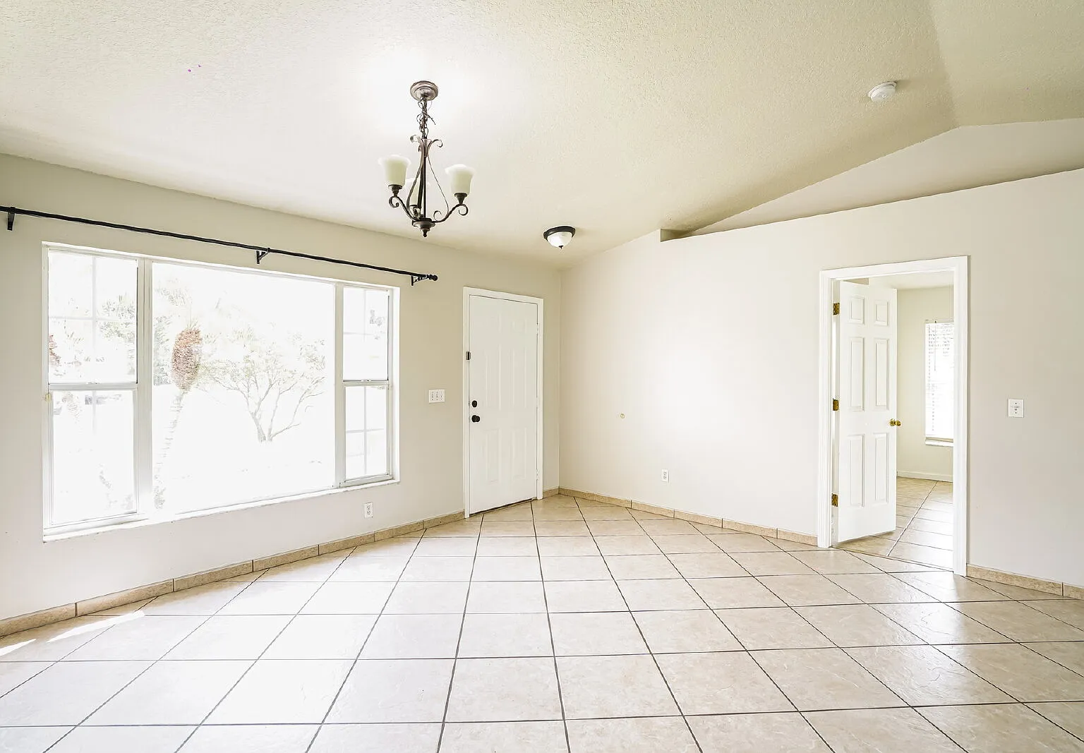 3 bed, 2.0 bath, 1740 sqft, $2,000 — Photo 2