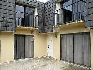 Fenced/gated patio area