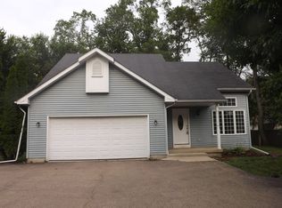 107 S River Rd, McHenry, IL 60051